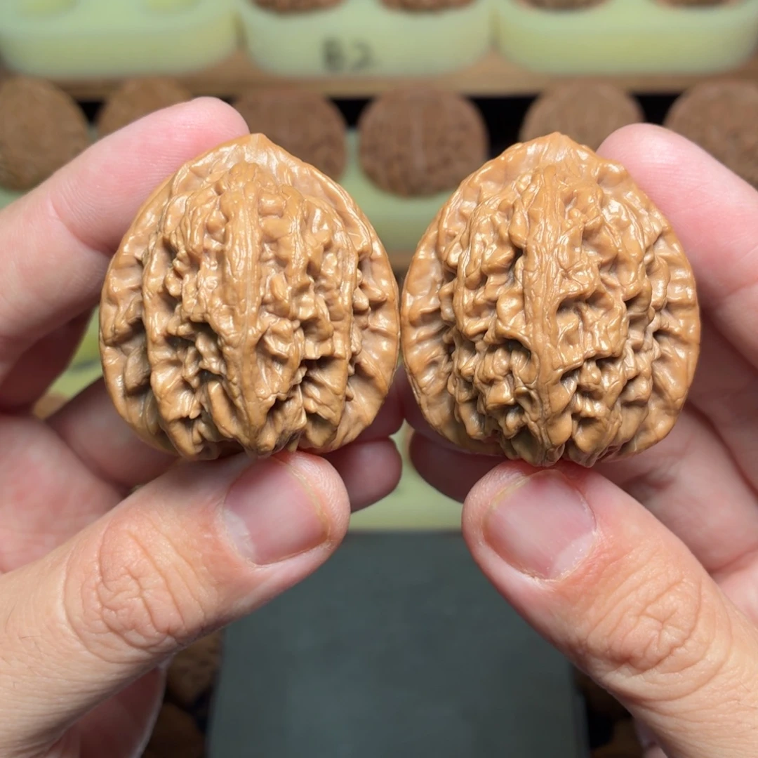 文玩核桃吊坠40边41肚红锦鲤全品49g