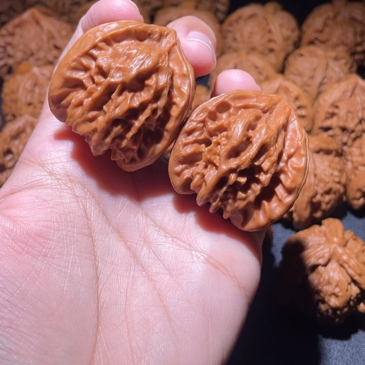 黄***头吊坠桃核小妹三棱