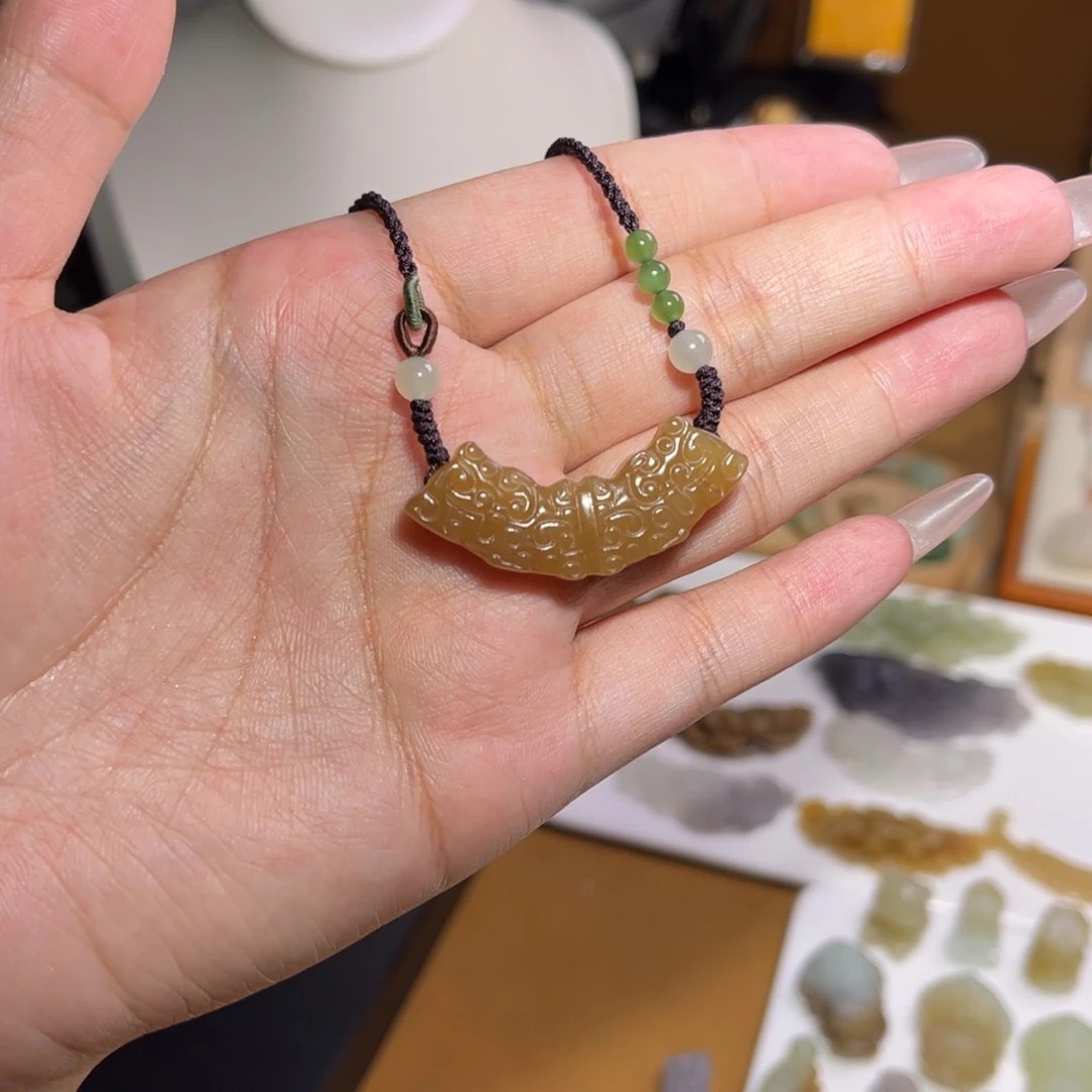 和田玉未镶嵌颈饰满****月