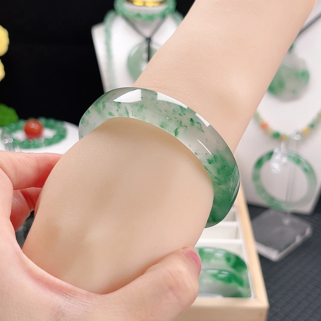 未镶嵌手镯石英质玉