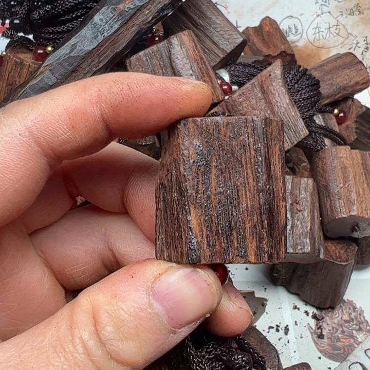 藤类降真香随形吊坠大小不一