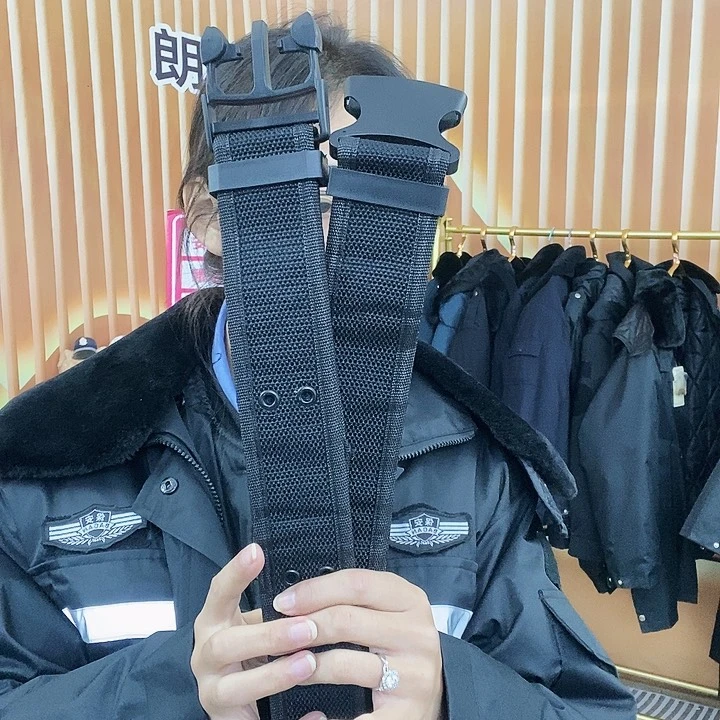 一个黑色的宽腰带