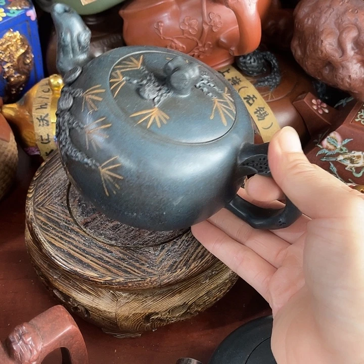 红泥茶壶原矿泥料手工制作的一把紫砂壶。