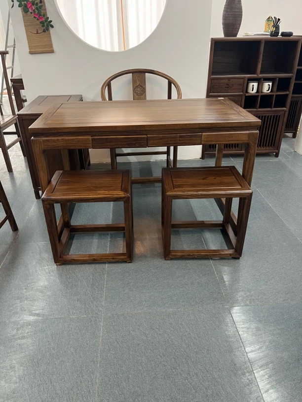 一张1米抽屉桌，一个圆圈主椅，两个方凳