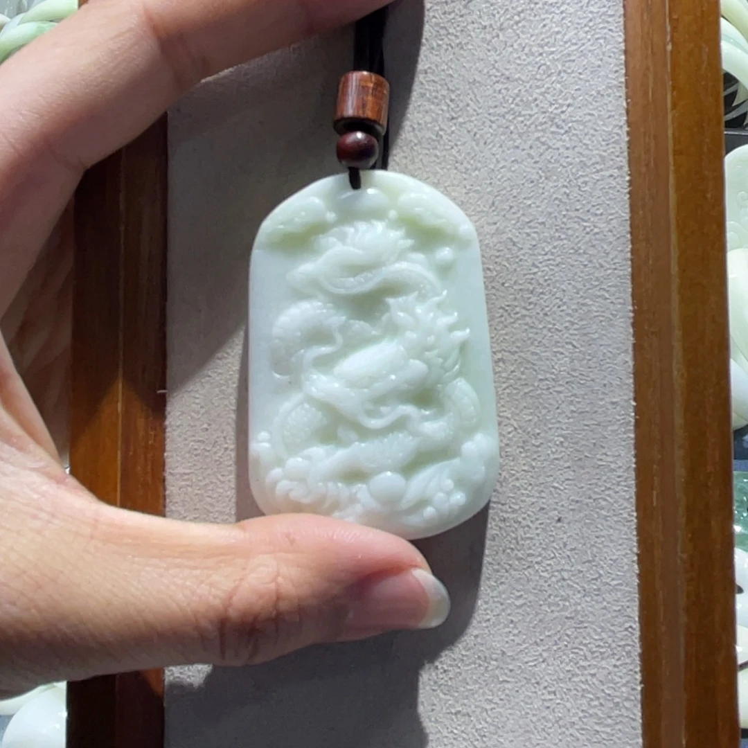 蓝田玉（蛇纹石化大理石玉）颈饰未镶嵌?