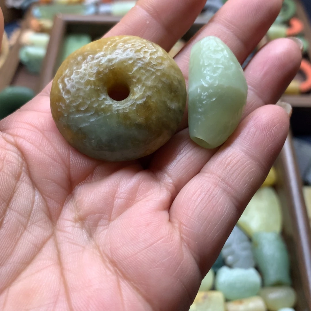 邱***生蛇纹石玉未镶嵌颈饰