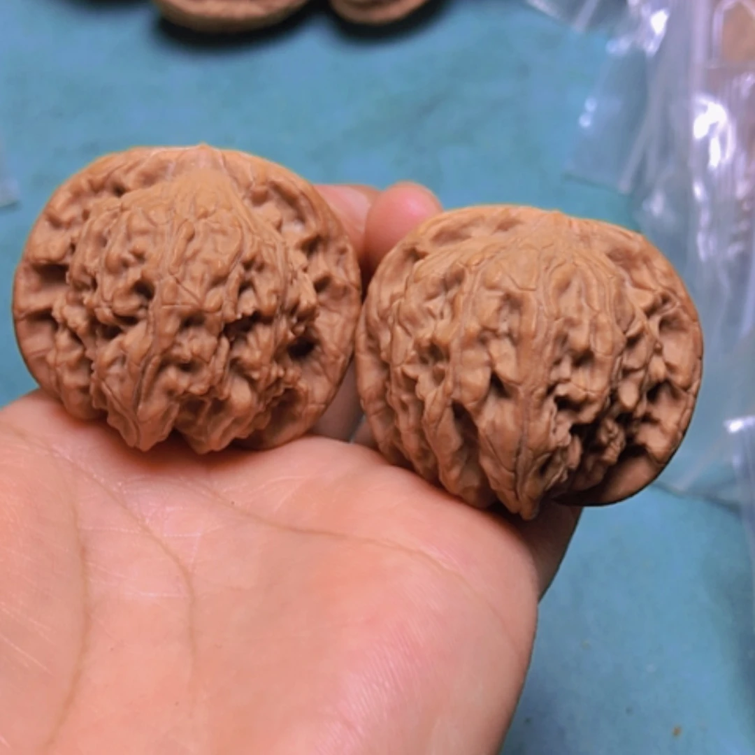 【闪购商品】核桃摆件40矮桩红狮子修尖