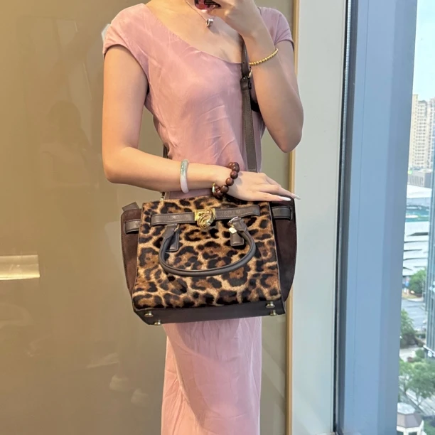 95新 MICHAELKORS/迈克高仕 豹纹手提斜挎包/5206