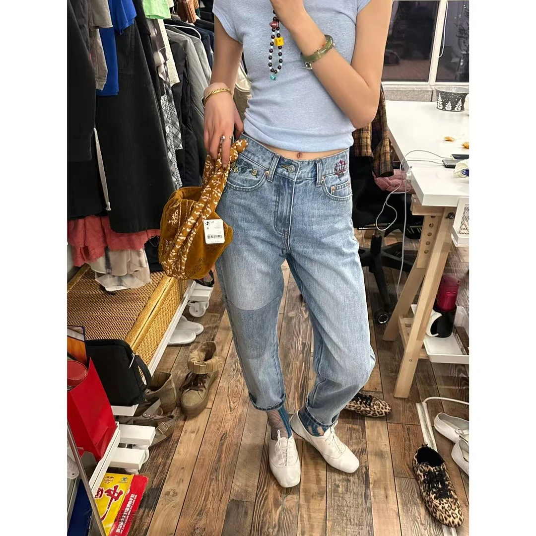私服前后刺绣算是老戏骨 穿不腻又抗打经典版中腰9分微直筒牛仔裤