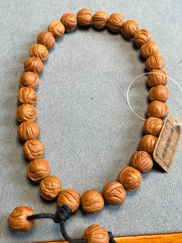 秦岭野生桃核手持