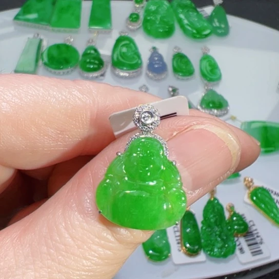 颈饰18K金镶嵌翡翠