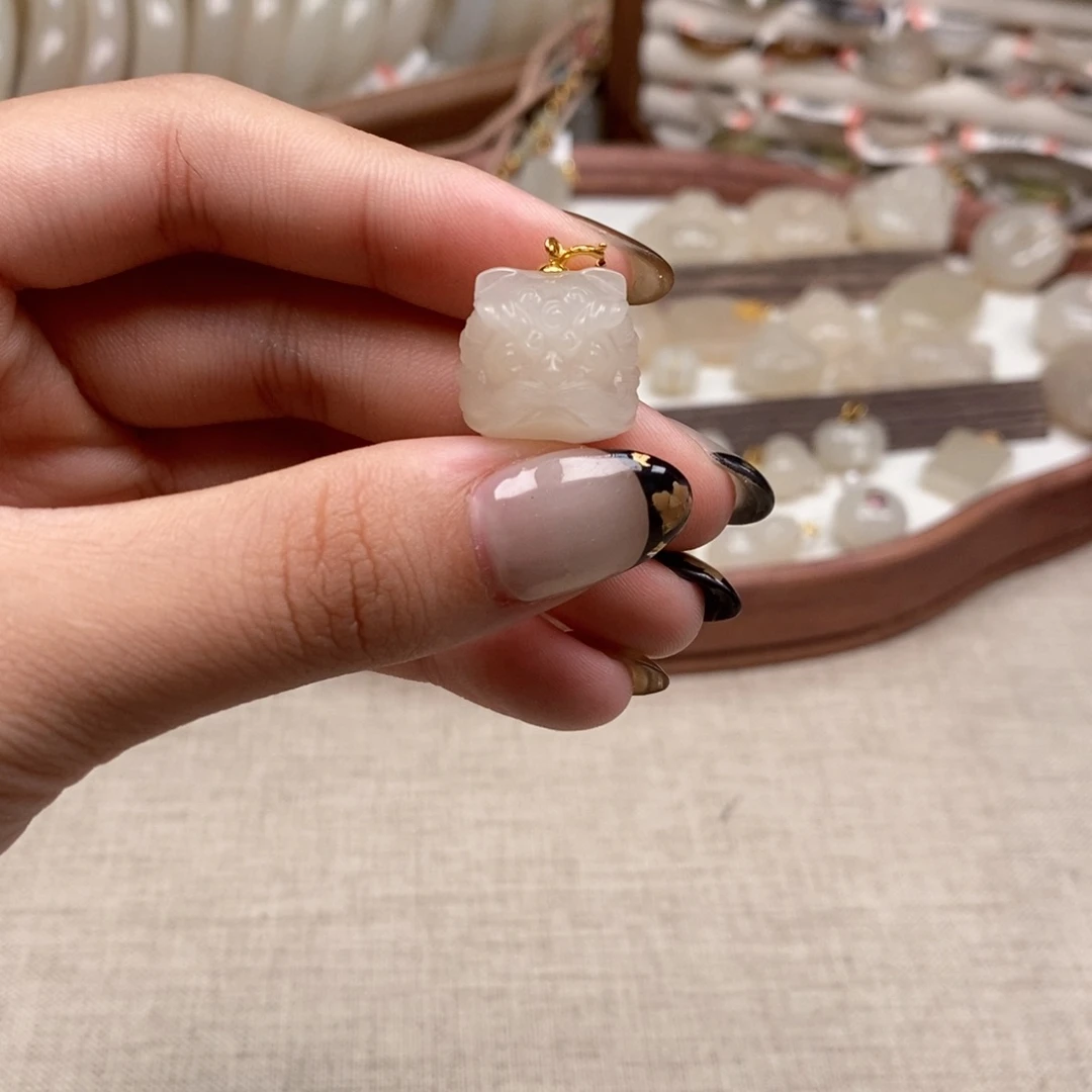 颈饰18K金镶嵌和田玉醒狮