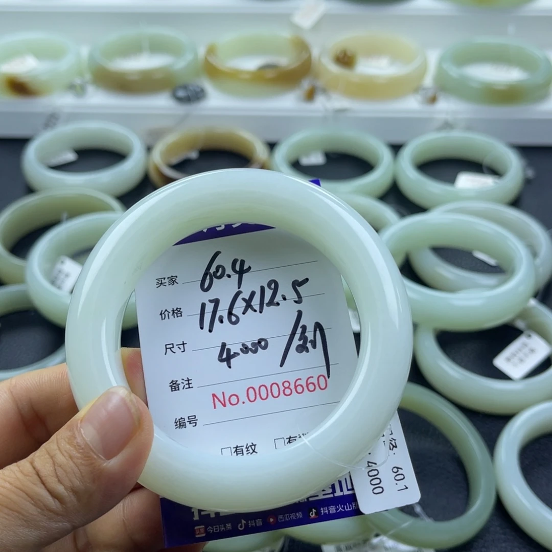 淇***澳和田玉手镯未镶嵌