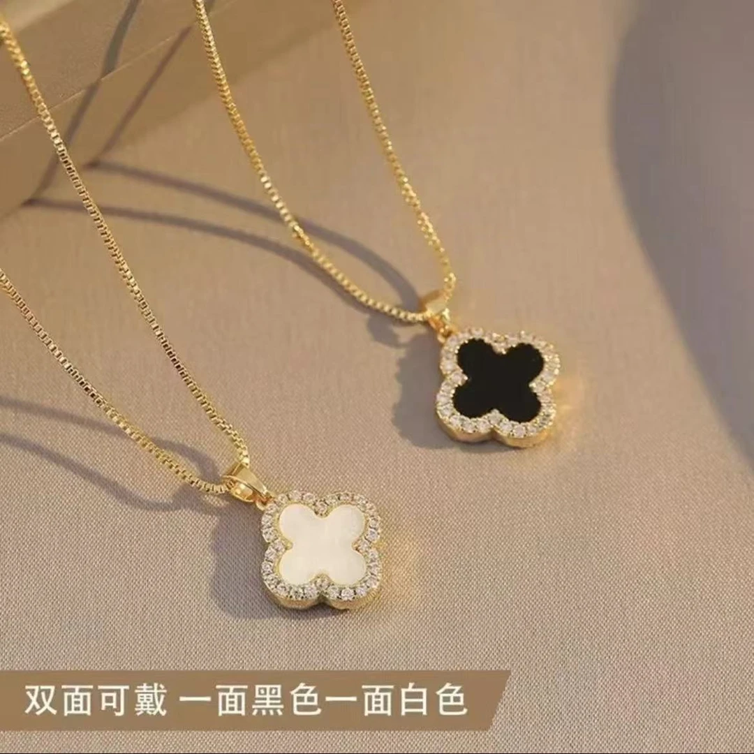 一款多带四叶花气质优雅金色INS锁骨链