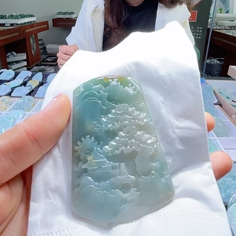 翡翠未镶嵌颈饰一个