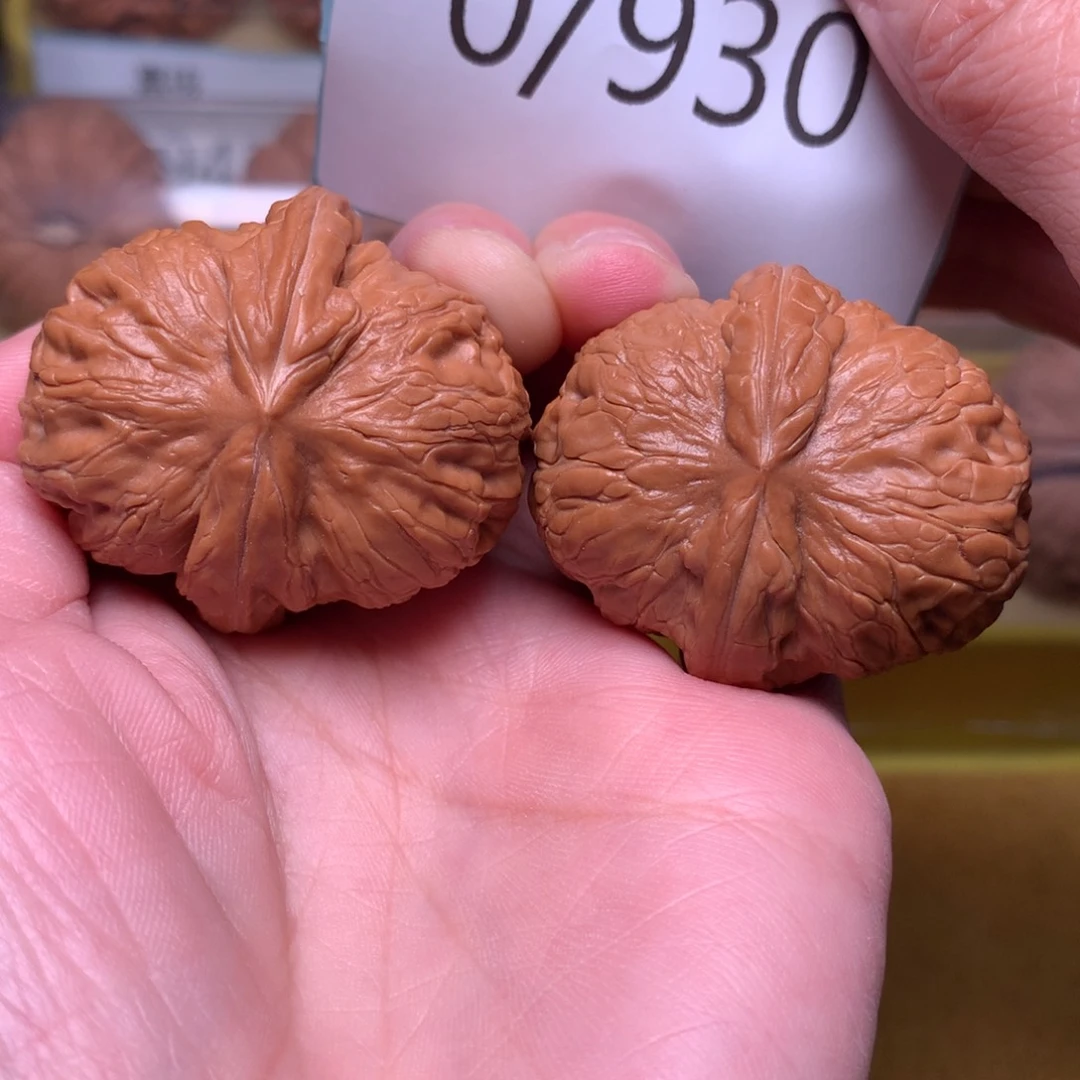 文玩核桃把件红皮肉球元宝40