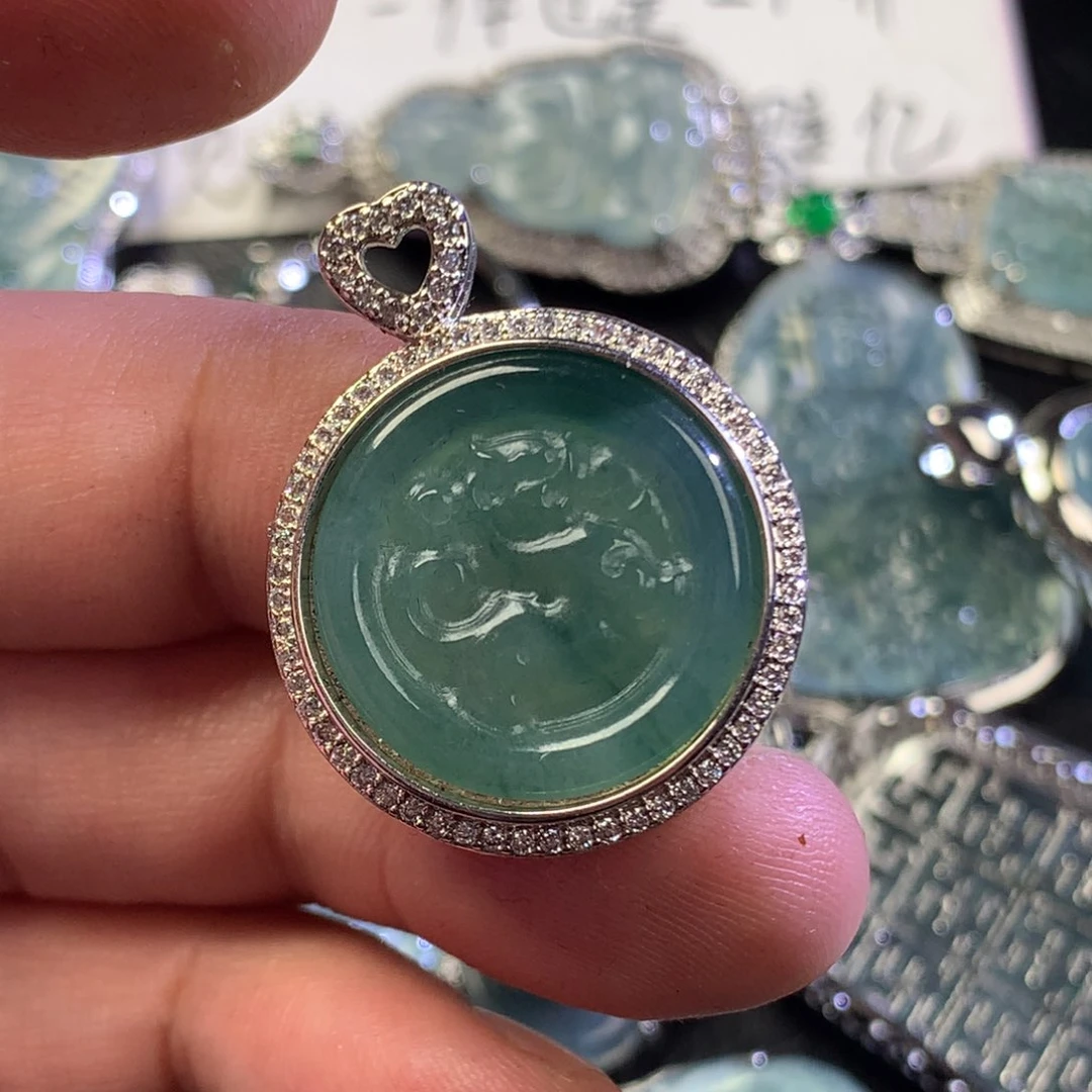 翡翠未镶嵌颈饰麒麟