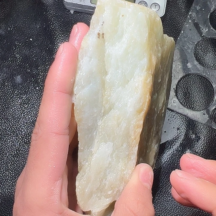 和田玉（糖玉）未镶嵌珠宝奇石