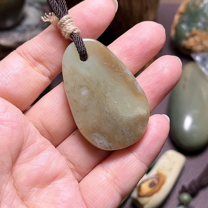 岫岩河磨玉（透闪石质玉）手绳未镶嵌蝈*