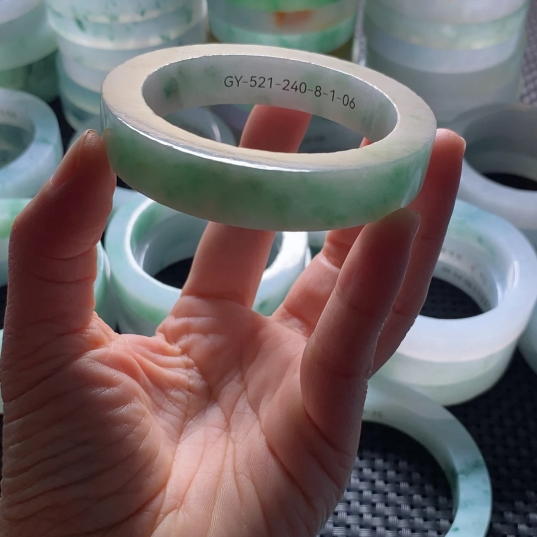 定制翡翠手镯未镶嵌古**酒