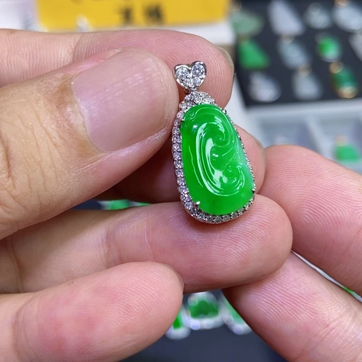 颈饰18K金镶嵌翡翠如意