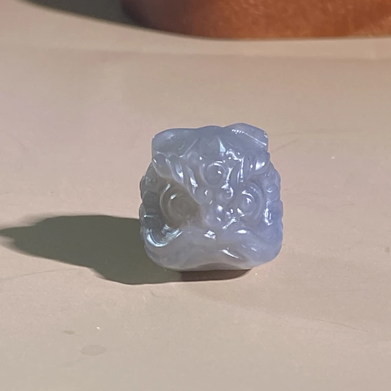 天然和田玉烟紫醒狮吊坠隔珠男女通用时尚吊坠14.9mm