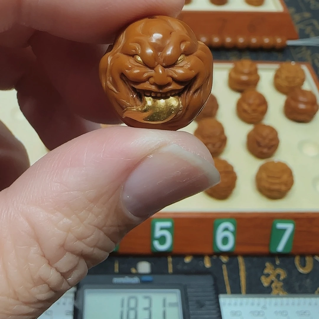 杨***.猴头核桃吊坠舔僧