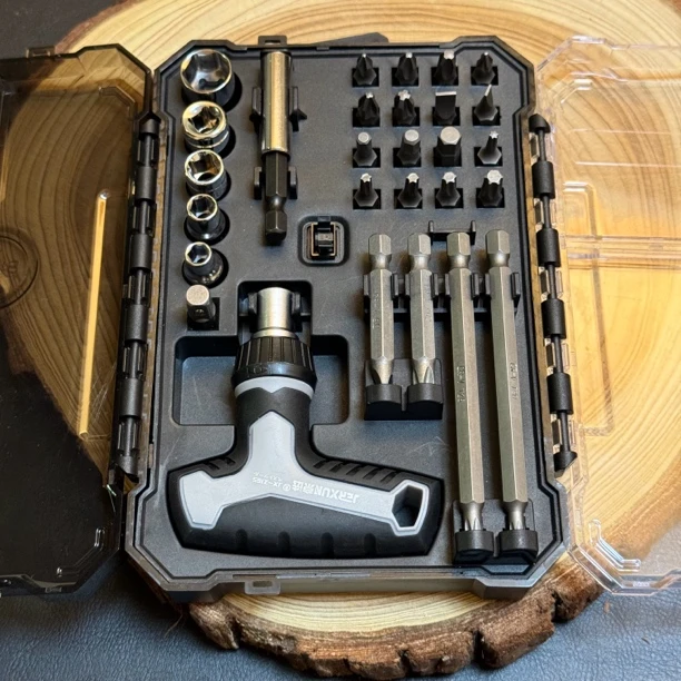 家用多功能棘轮螺丝刀套筒维修工具