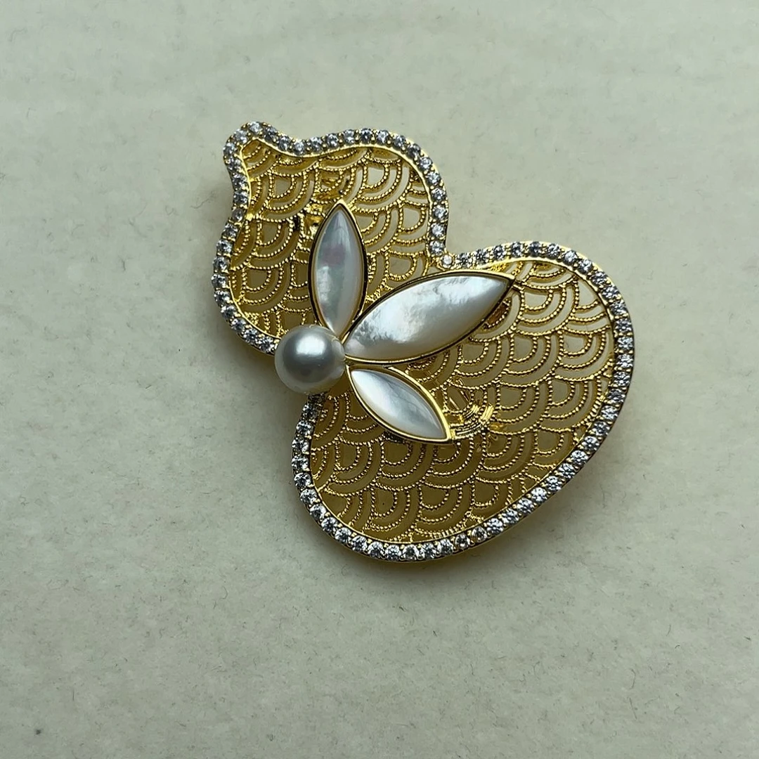 合金胸饰海水珍珠