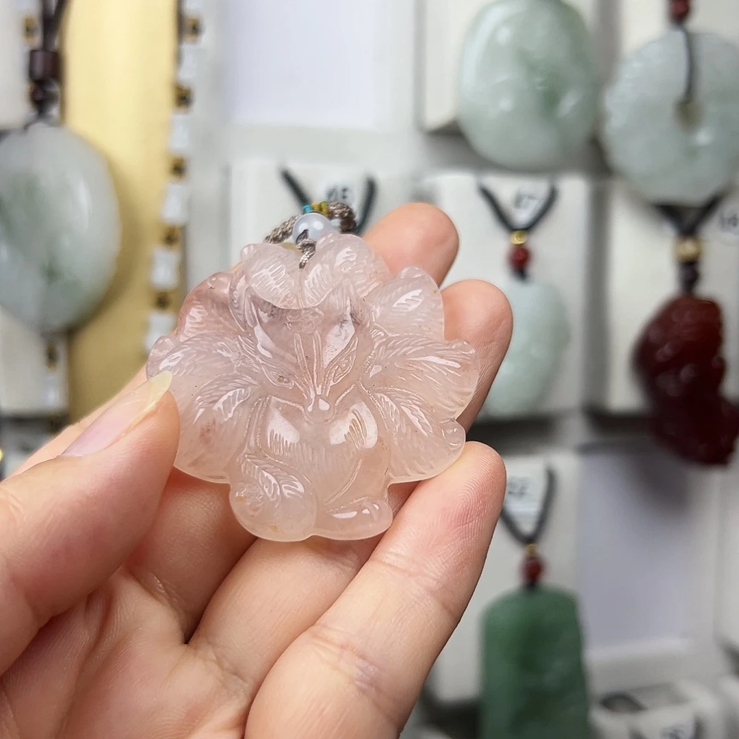 杨***梅颈饰未镶嵌石英质玉（金丝玉）