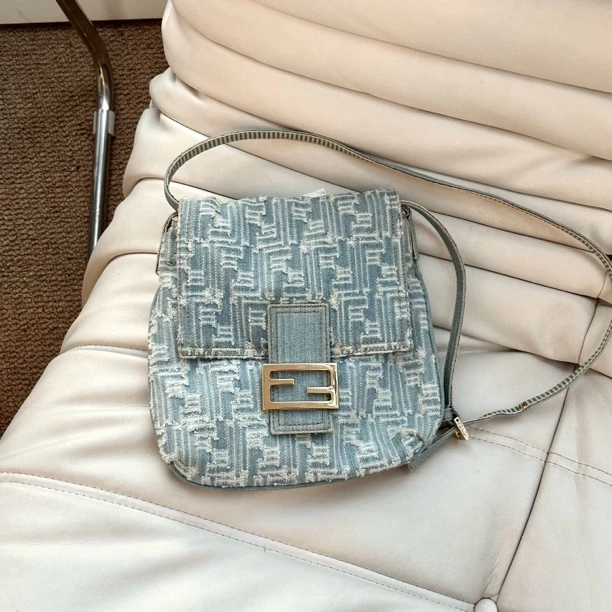 95新 FENDI/芬迪 中古浮雕牛仔包包