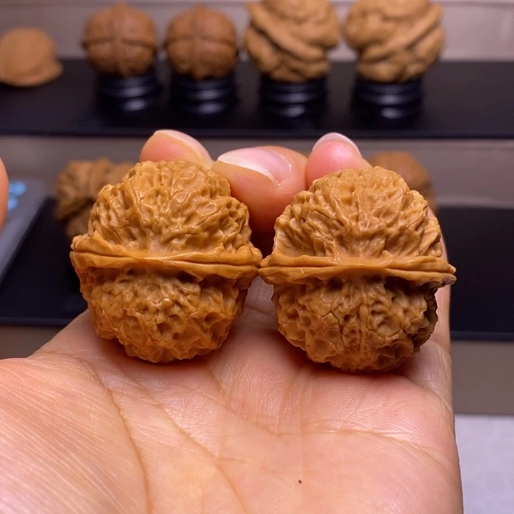 文玩核桃把件珊瑚绣球2