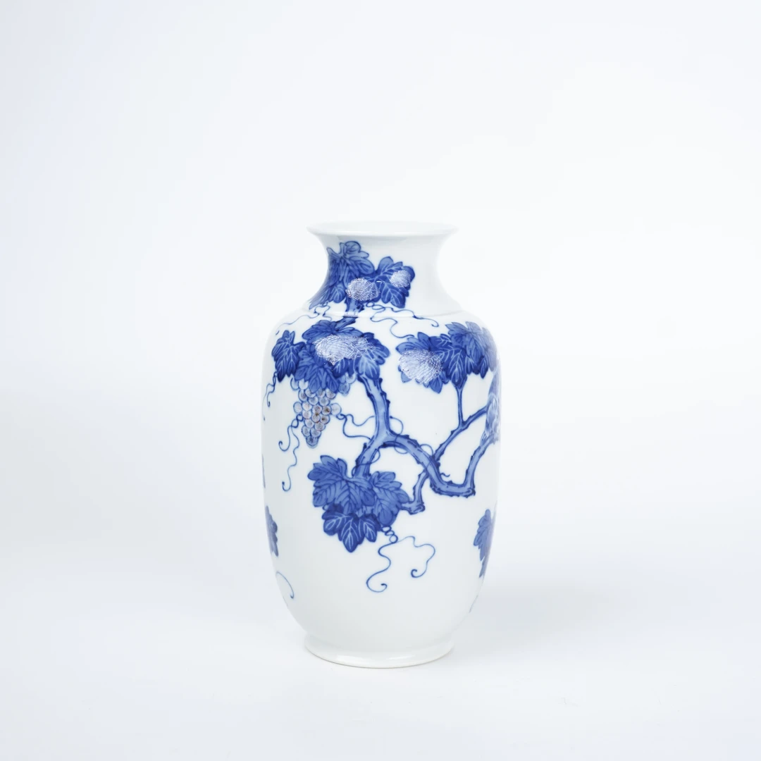 Lot023青花釉里红松鼠葡萄瓶