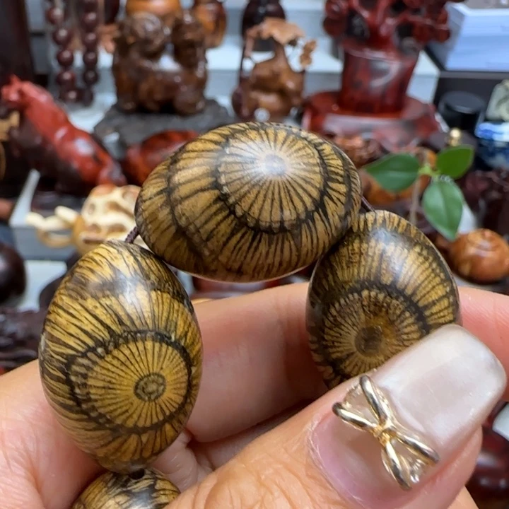 用***迪木鹰眼木雕刻橄榄形把件