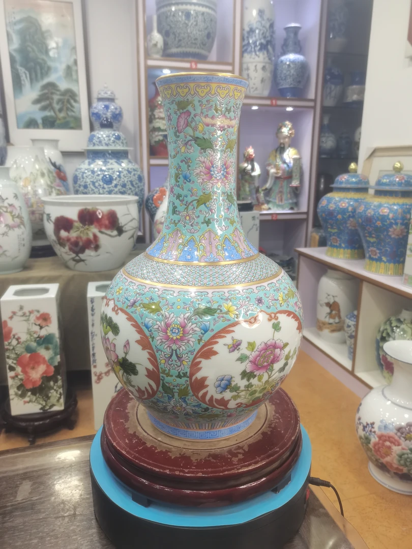 全手工重工开窗粉彩仿清天球瓶