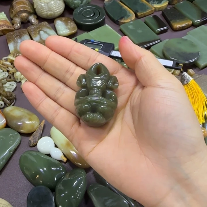 岫岩河磨玉(透闪石质玉)未镶嵌颈饰
