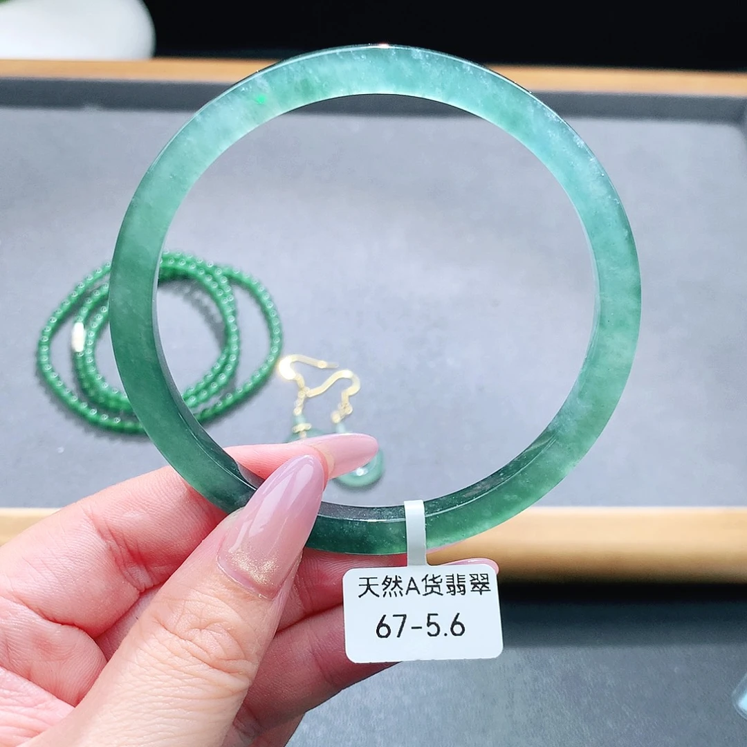 未镶嵌手镯（圆镯）翡翠