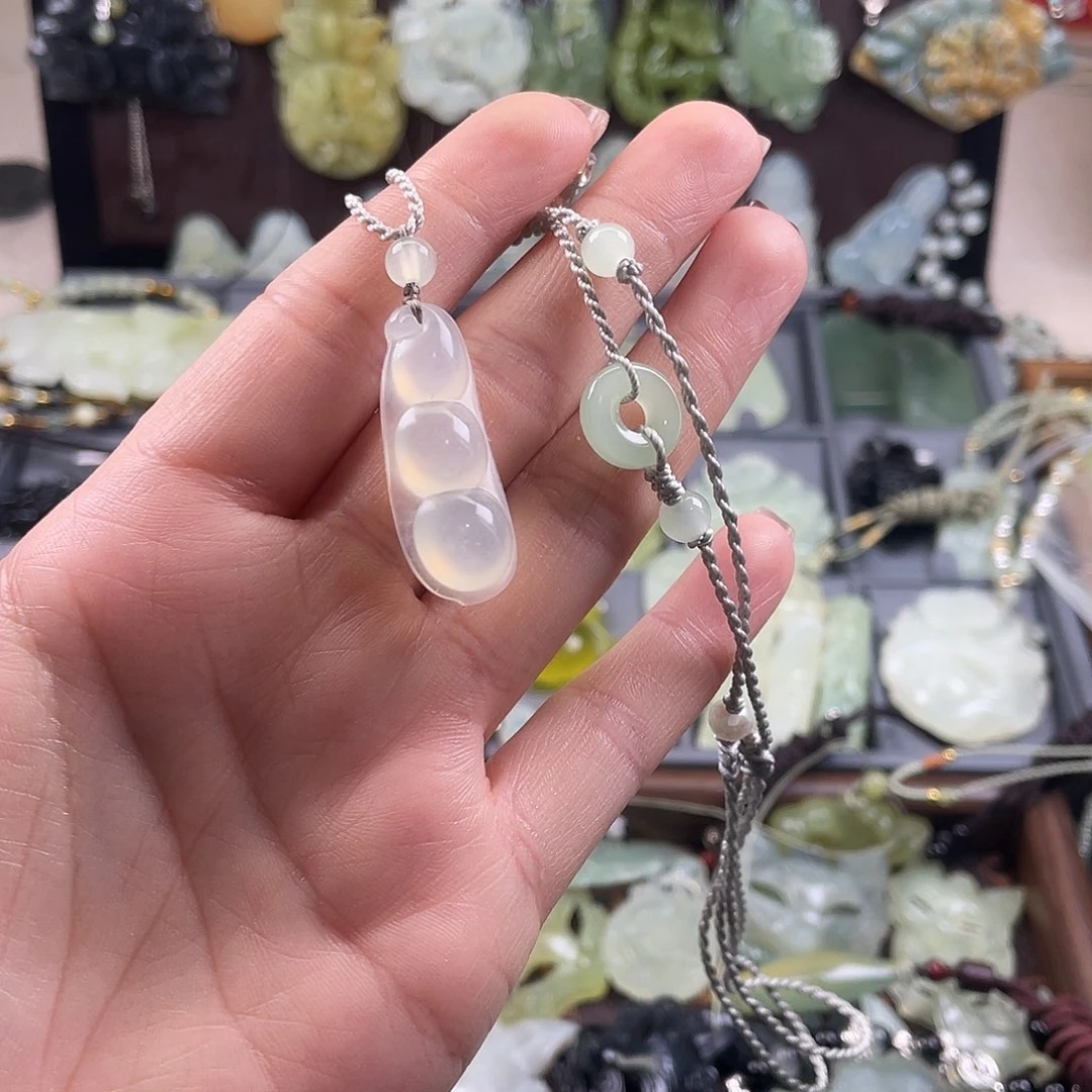 岫玉未镶嵌吊坠(赠链)