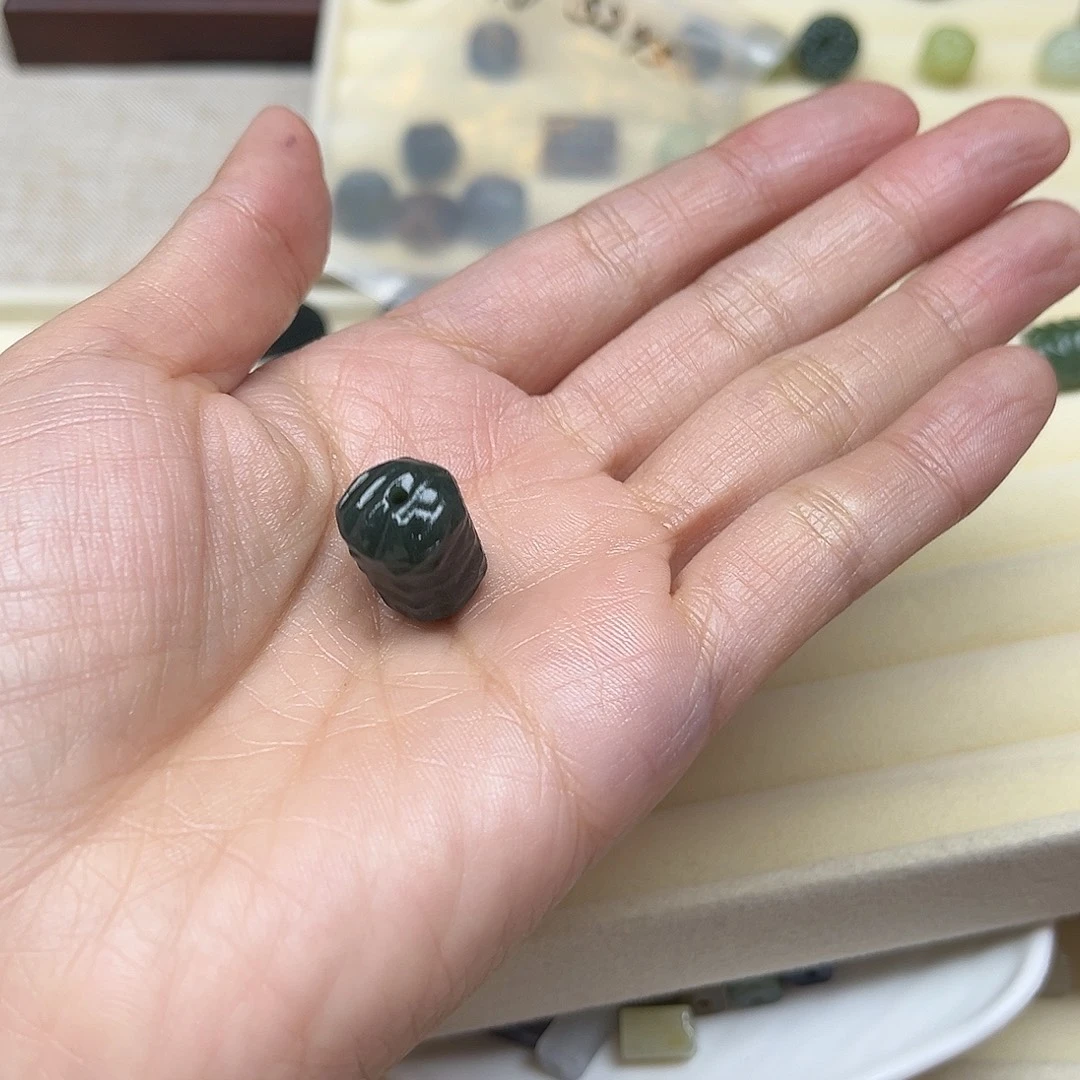 用***4和田玉未镶嵌珠宝半成品