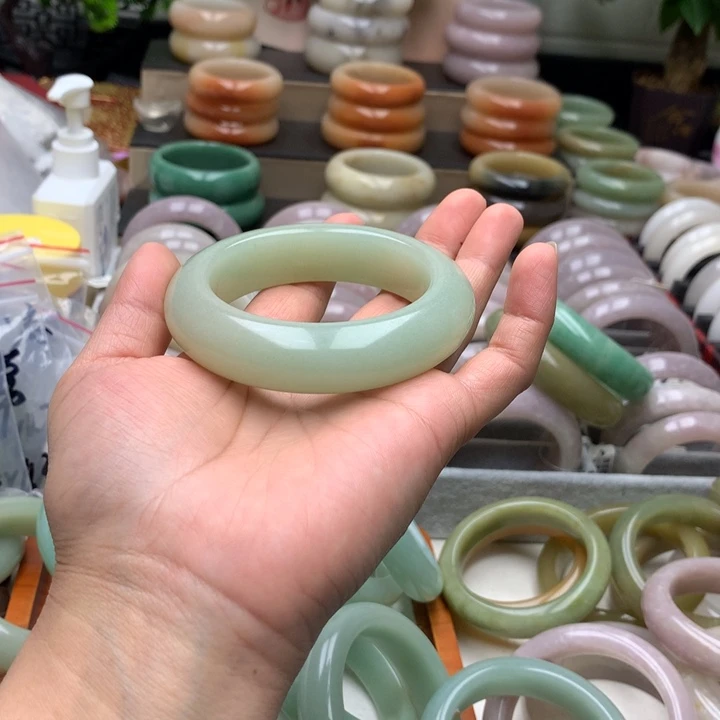 Q***球石英质玉未镶嵌手镯