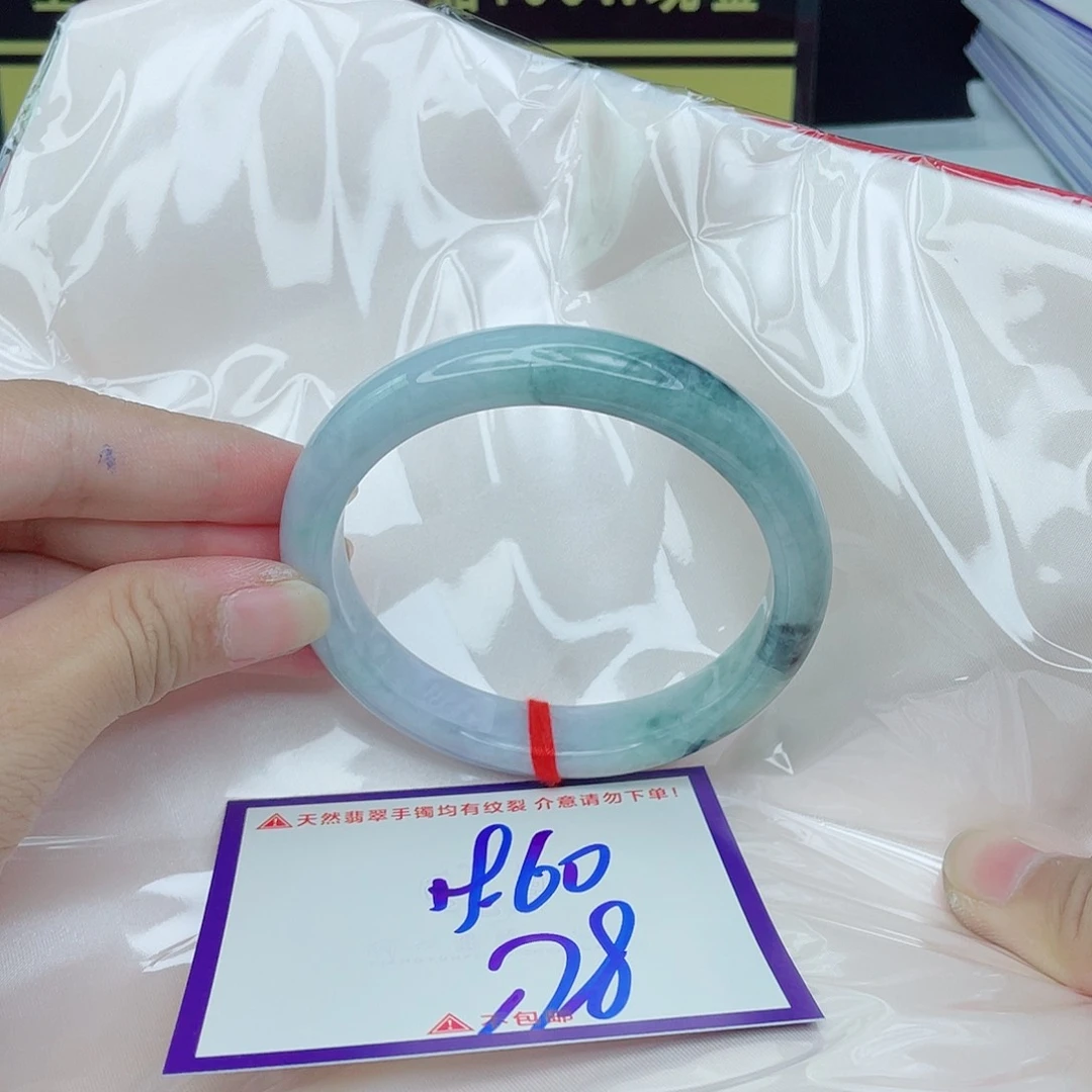 翡翠手镯未镶嵌翡翠