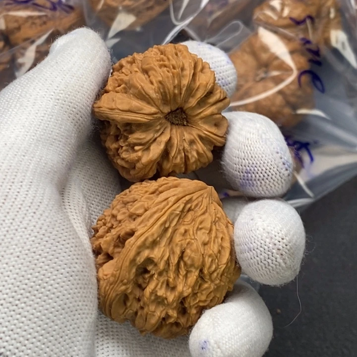 文玩核桃把件持**恒南疆石