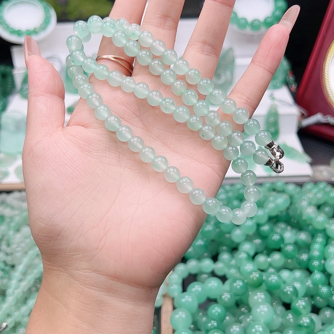 爱***晴石英质玉（非洲翠）未镶嵌颈饰
