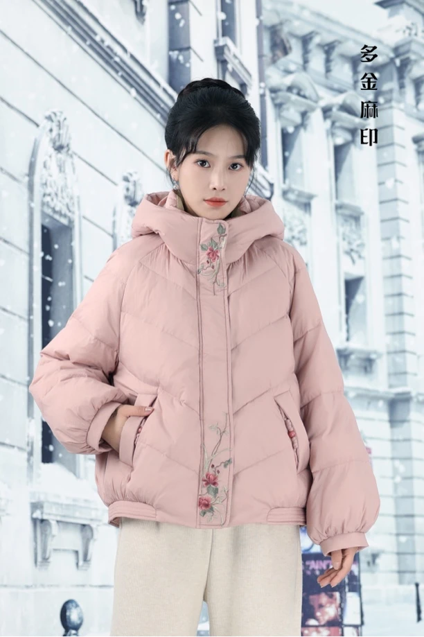 多金麻印24年新款女士减龄百搭面包服重工刺绣国风短款90羽绒服