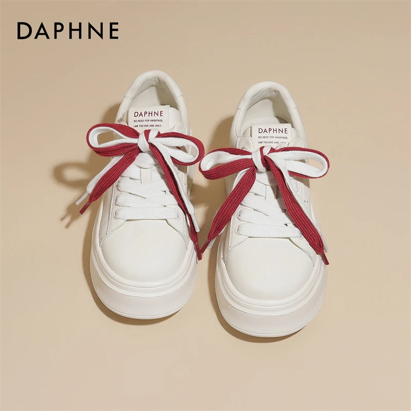 达芙妮韩版时尚爱心小白鞋2025春季新款百搭软底双色系带运动板鞋