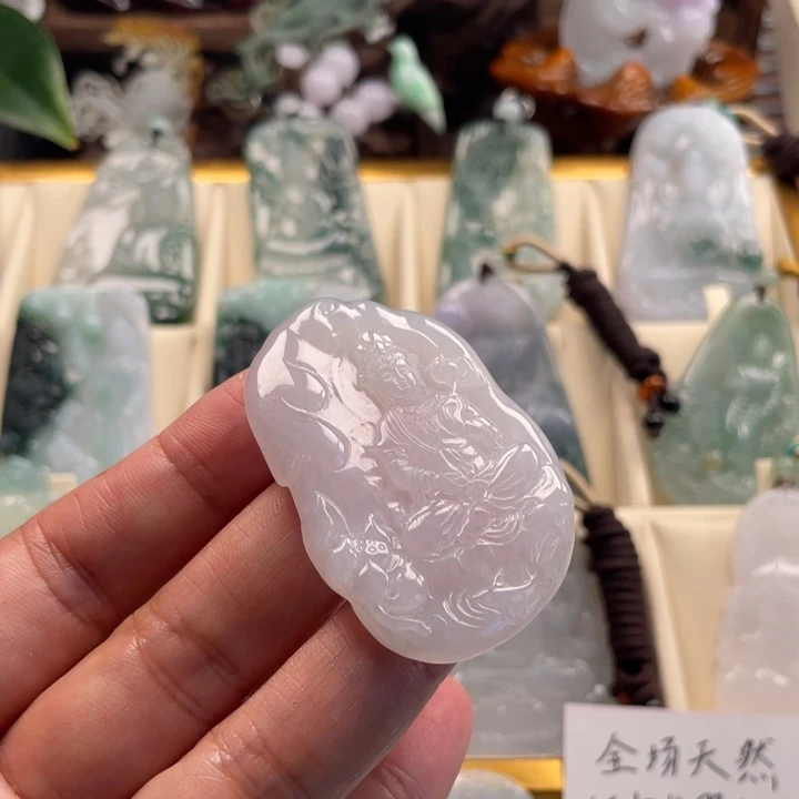 翡翠未镶嵌颈饰观音
