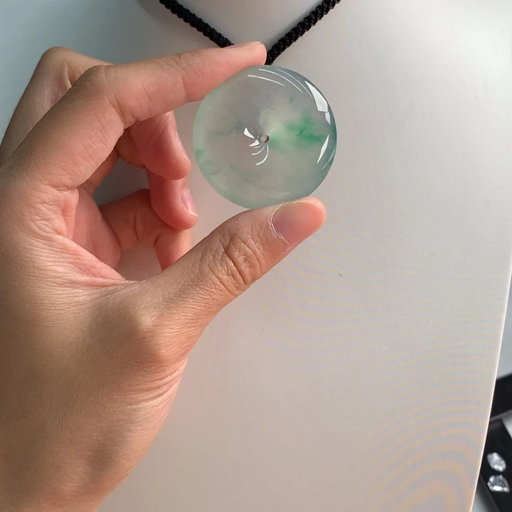 翡翠挂件未镶嵌…….