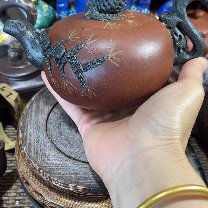 茶壶紫泥原矿泥料手工制作的一把紫砂壶。