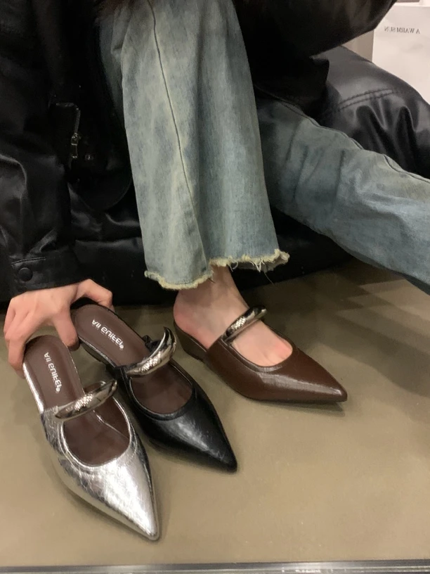 小众设计感尖头法式欧货金属粗跟搭扣包头凉拖鞋女外穿夏新款复古