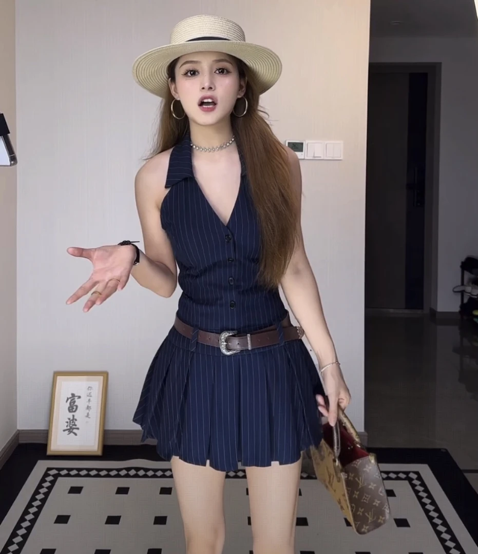 辣妹无袖v领挂脖条纹连衣裙女夏季百褶裙露背短裙纯欲辣妹a字裙子